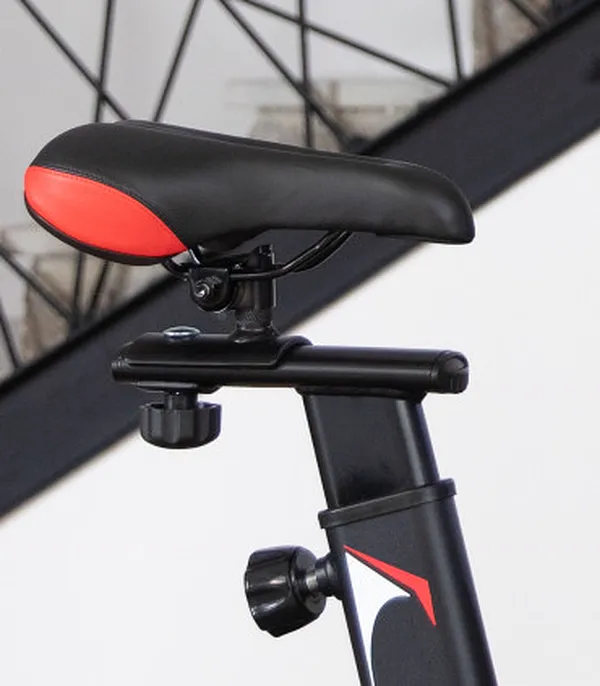Selle rembourrée et son système de réglage
